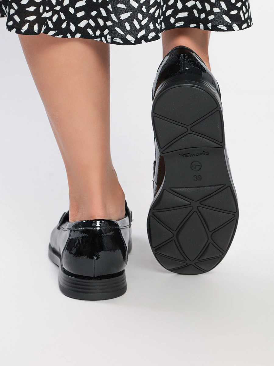 Туфли-лоферы лакированные на низком каблуке черного цвета 